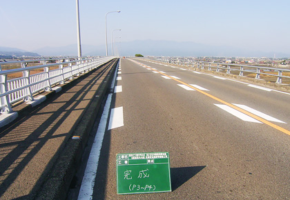 塩崎組の工事写真　壬生川新居浜野田線（新加茂川大橋）交通安全施設等整備工事