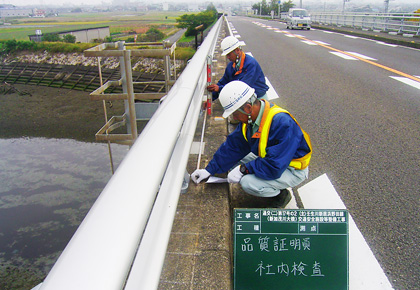 塩崎組の工事写真　壬生川新居浜野田線（新加茂川大橋）交通安全施設等整備工事